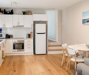 STUNNING CONTEMPORARY SPACE ON A QUIET STREET - Photo 4