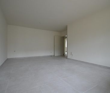 Gerenoveerd ruim appartement in Centrum v Bilzen met 3 slpk., terra... - Photo 1