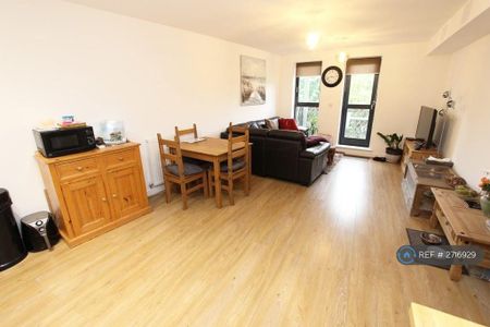 2 bedroom flat to rent - Photo 2