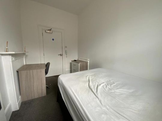 11 bedroom house share to rent - Photo 1