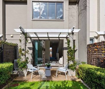 Stylish, High-Quality Townhouse in Albany’s Gated Community - Photo 4