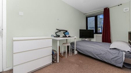 3 Bed flat with excelent transport links Room A - Photo 4