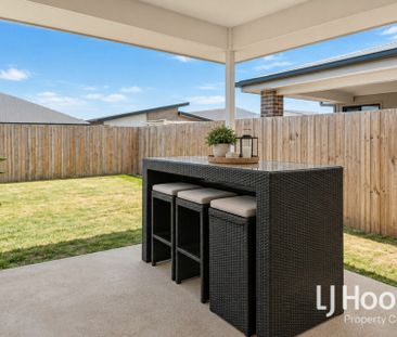 Contemporary Family Home - Spacious Living - Double Garage - Photo 6