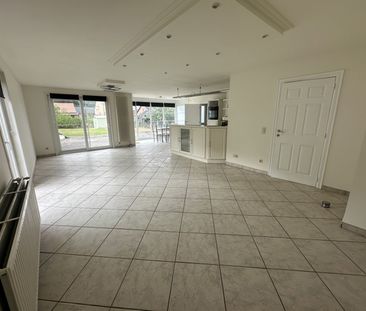 Ruime woning met 5 slaapkamers op een perceel van 7a43ca. - Foto 1