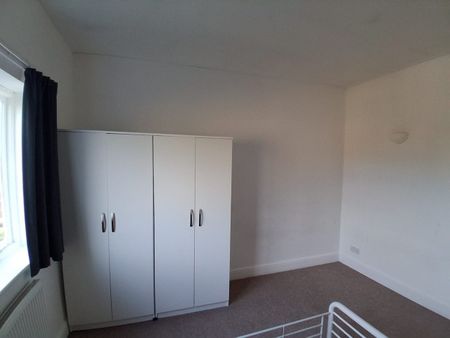 2 Bed Flat, Burnt Ash Hill, SE12 - Photo 3