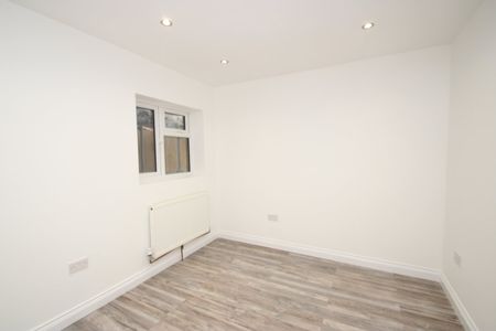 South Norwood Hill, SE25, London - Photo 3