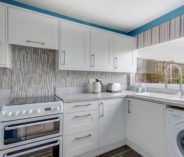 3 bed mid-terraced house to rent in Dolphin Way, Rustington, BN16 - Photo 6