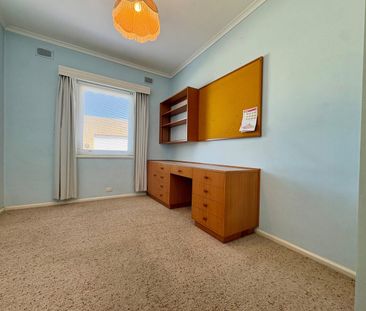 Spacious Family Home Opposite Reserve - Photo 4