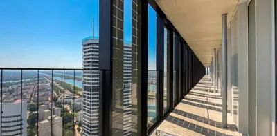 Architektur-Ikonik trifft Komfort: Erstbezug-Apartment direkt an der Donau - Photo 2