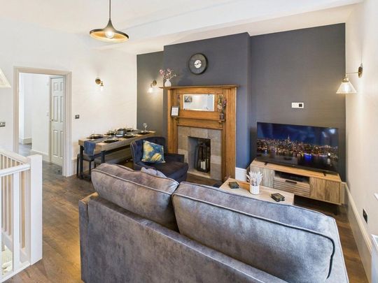 3 bedroom flat to rent - Photo 1