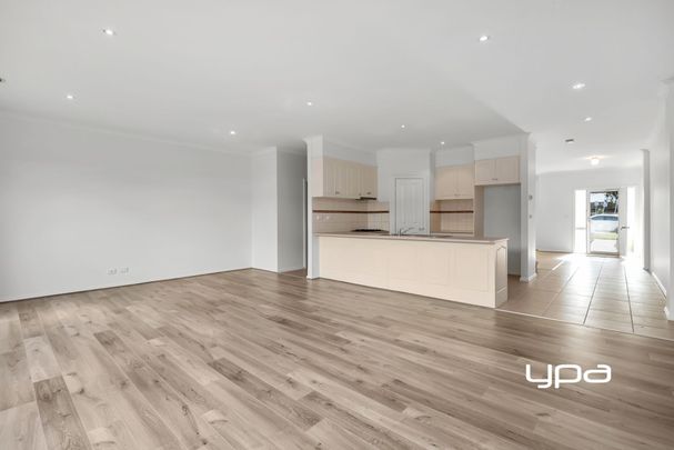 Large townhouse located just a hop, skip and a jump to the town Centre. - Photo 1