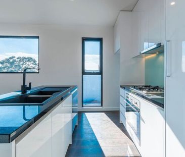 TOP FLOOR SUB-PENTHOUSE IN THE HEART OF OAKLEIGH - Photo 2
