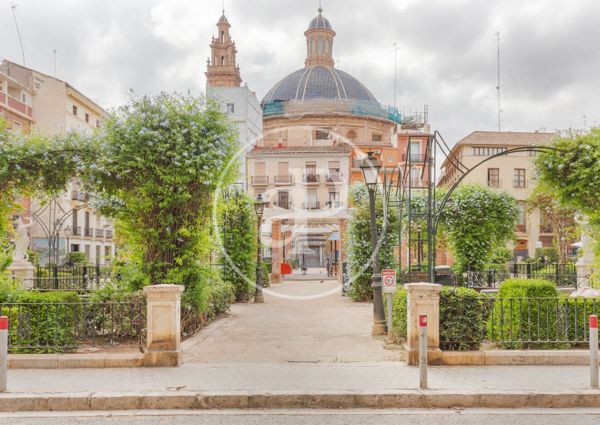 Apartment for rent overlooking the Mercat Central