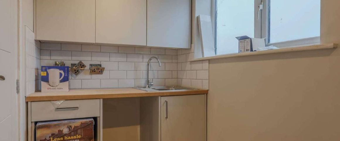 Oxclose Room 2 - Photo 1