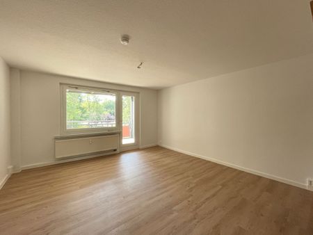 Direkt im Zentrum: saniert + Balkon + Aufzug! - Photo 3