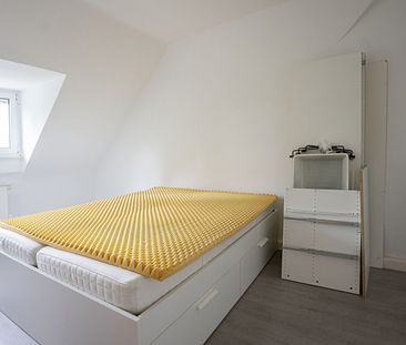 Krefeld Inrath! Modernisierte 3-Zimmer-Dachgeschosswohnung in ruhiger Lage, nah am Naturschutzgebiet - Photo 1