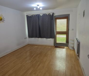 1 Bed Flat, Lower Addiscombe Road, CR0 - Photo 2