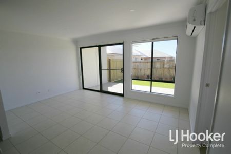 Stunning Townhouse In Perfect Location! - Photo 2