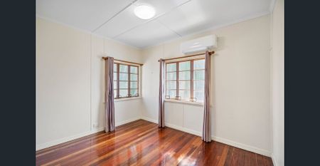 Spacious, Private & Beautifully Updated 3-Bedroom Home with Triple Garage and remote gate - Photo 3