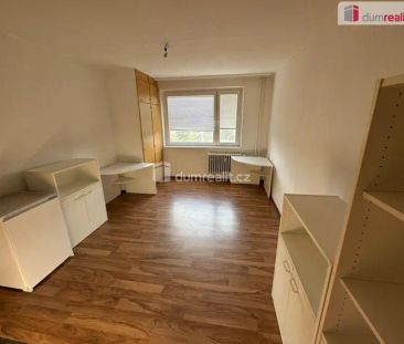 Udržovaná slunná garsonka s výhledem na Rolavu v Karlových Varech - Photo 1
