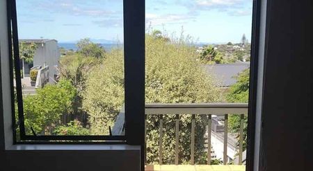 Mairangi Bay 3 bedrooms plus rumpus, 2 bathrooms - Photo 2