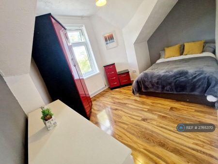 4 bedroom flat to rent - Photo 4