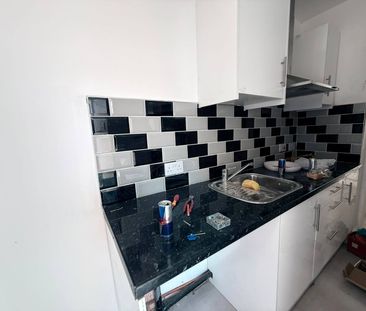 Small size studio flat with seperate kitchen- £1000 inclusive bills - Photo 2