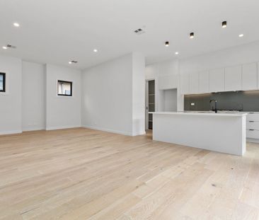 EXCLUSIVE NEAR NEW 4 BEDROOM + STUDY TOWNHOUSE IN A PRIME LOCATION - Photo 5