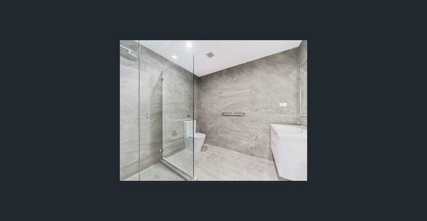 Luxury Apartment in Ideal Location! - Photo 1