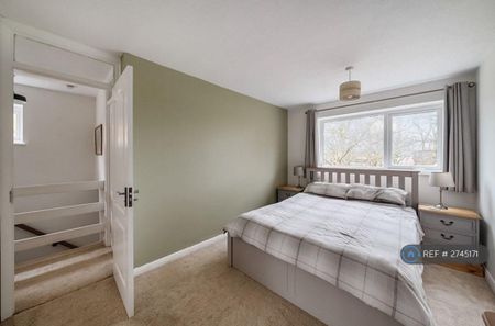 3 bedroom semi-detached house to rent - Photo 4