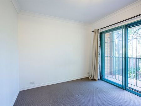 Character Filled Townhouse in Vibrant Erskineville - Photo 4