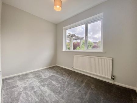 4 bedroom semi-detached house to rent - Photo 4