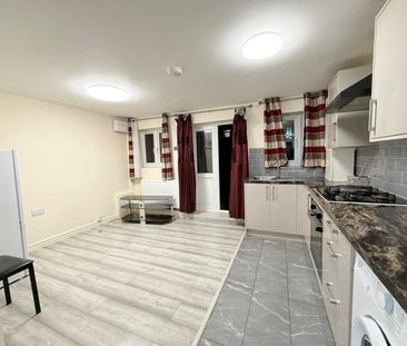 2 Bed Detached House, Portland Terrace, IG1 - Photo 2