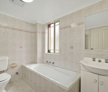 Spacious, Sunny Apartment Only Moments From Amenities - Photo 5