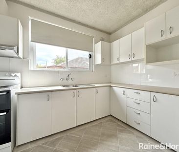 Spacious 2 Bedroom Apartment Fully Renovated - Photo 4