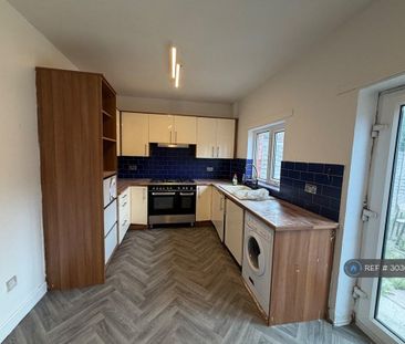 3 bedroom semi-detached house to rent - Photo 5