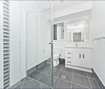 Stunning Family Entertainer - facing parkland - Photo 2