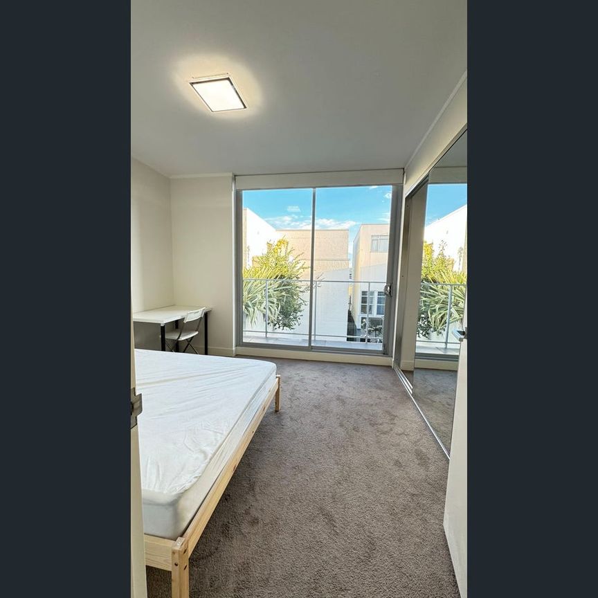 🏡 Fully Furnished-Modern Split-Level 2 Bed 2 Bath Apartment in Waterloo | Fully Furnished | Prime Location - Photo 1