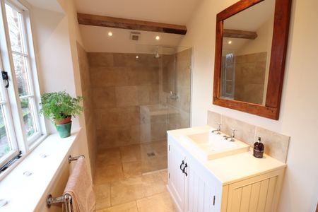 Beautiful & Spacious Barn Conversion to Let in Fitzhead - Photo 5