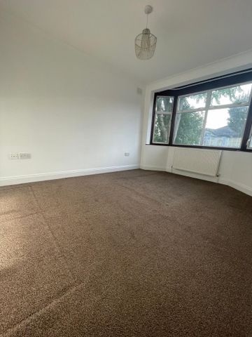 30 Ashlyn Grove, Hornchurch, RM11 - Photo 5