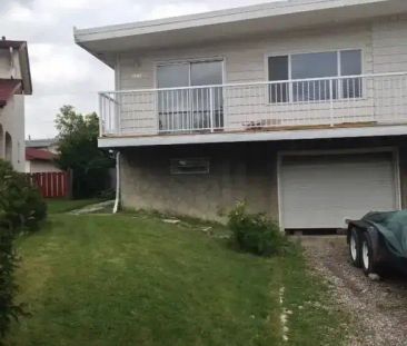 Renovated North Haven Duplex - w/ single car garage - AVAILABLE NOVEMBER | Calgary - Photo 1