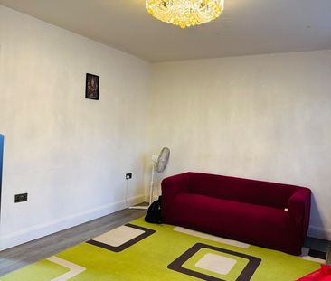 Room in a Shared House, Corporation Avenue, TW4 - Photo 3