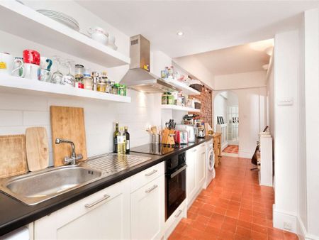 Spacious lower ground floor one bedroom apartment with its own patio garden, situated off the North End Road, ideal for Fulham Broadway. - Photo 3