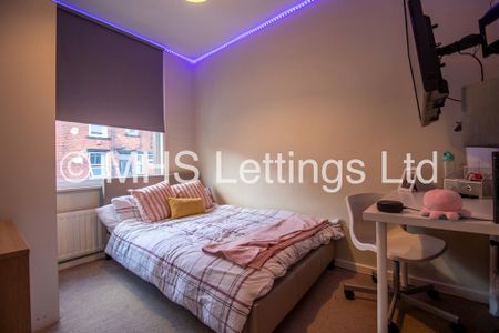 5 Bedroom Mid Terraced House for rent in Village Place - Photo 3