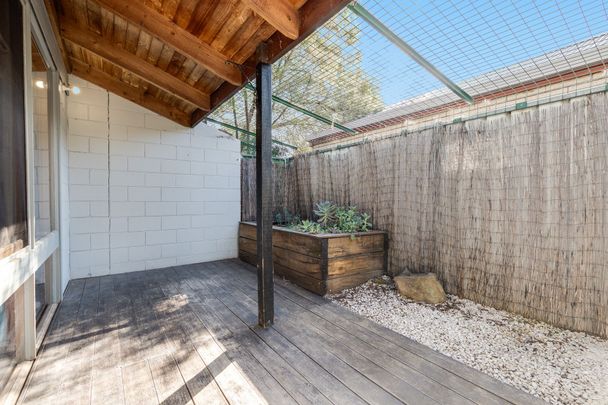 STYLISH DOUBLE STORY FULLY FURNISHED APARTMENT CLOSE TO EVERYTHING!! - Photo 1