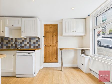 3 bedroom end of terrace house to rent - Photo 2