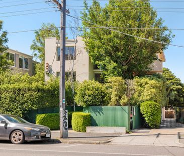 Top-Floor Retreat in Prime Windsor Location - Photo 4