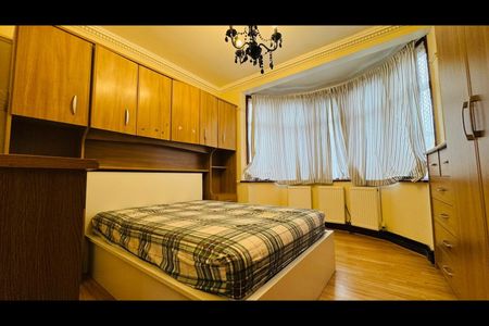 2 Bed Flat, Buntingbridge Road, IG2 - Photo 2