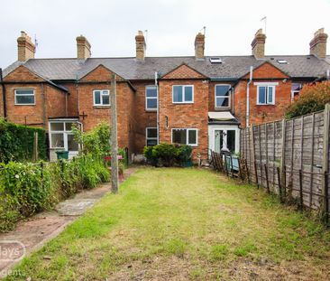 Mid terraced house - Photo 1