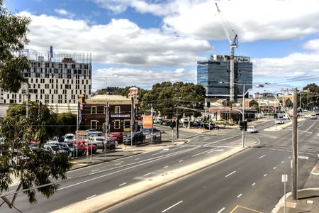 TWO BEDROOM APARTMENT IN CBD LOCATION - Photo 4